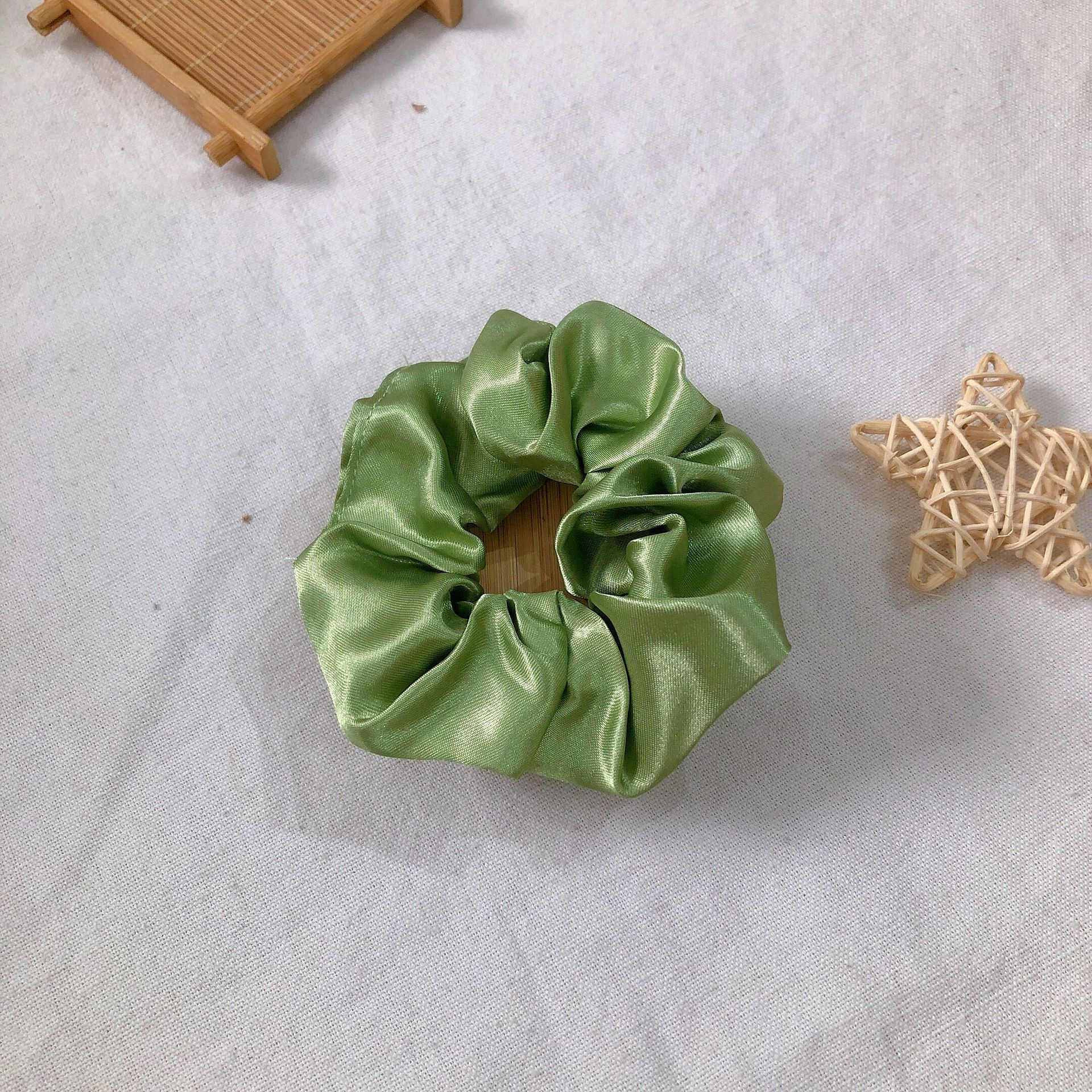 Picture of Cross-Border Amazon Satin Fabric Satin Scrunchie for Women, High-End Bun Hair Tie