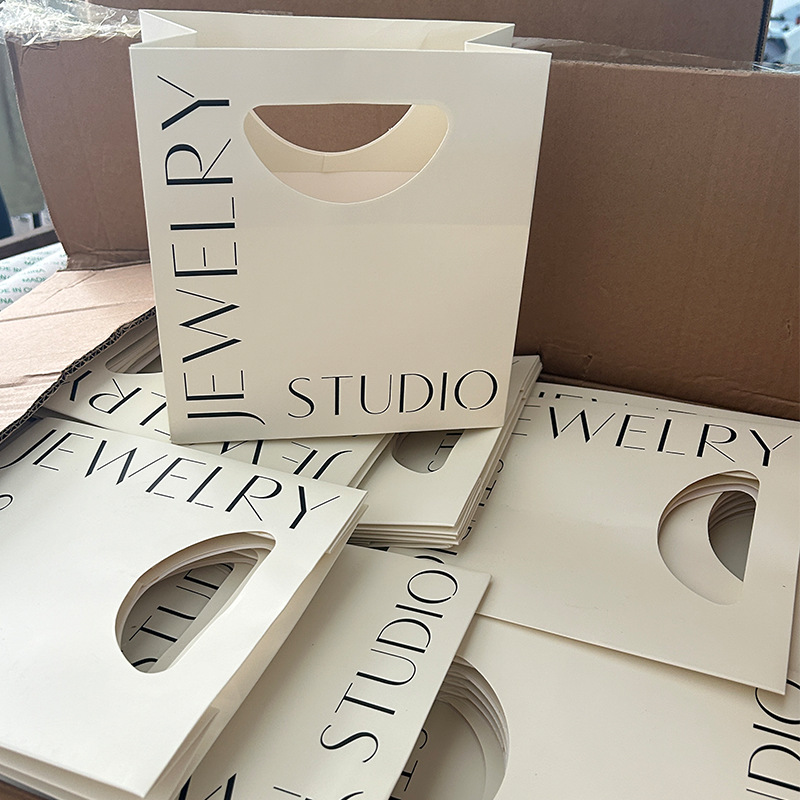 Ins style jewelry store handbag in stock high sense wear nail paper bag custom white card gift packaging bag wholesale