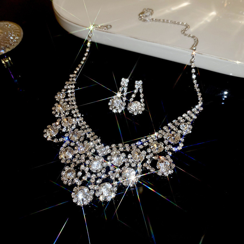 Picture of European and American light luxury high-end zircon jewelry suit necklace niche retro clavicle chain fashion Joker jewelry wholesale