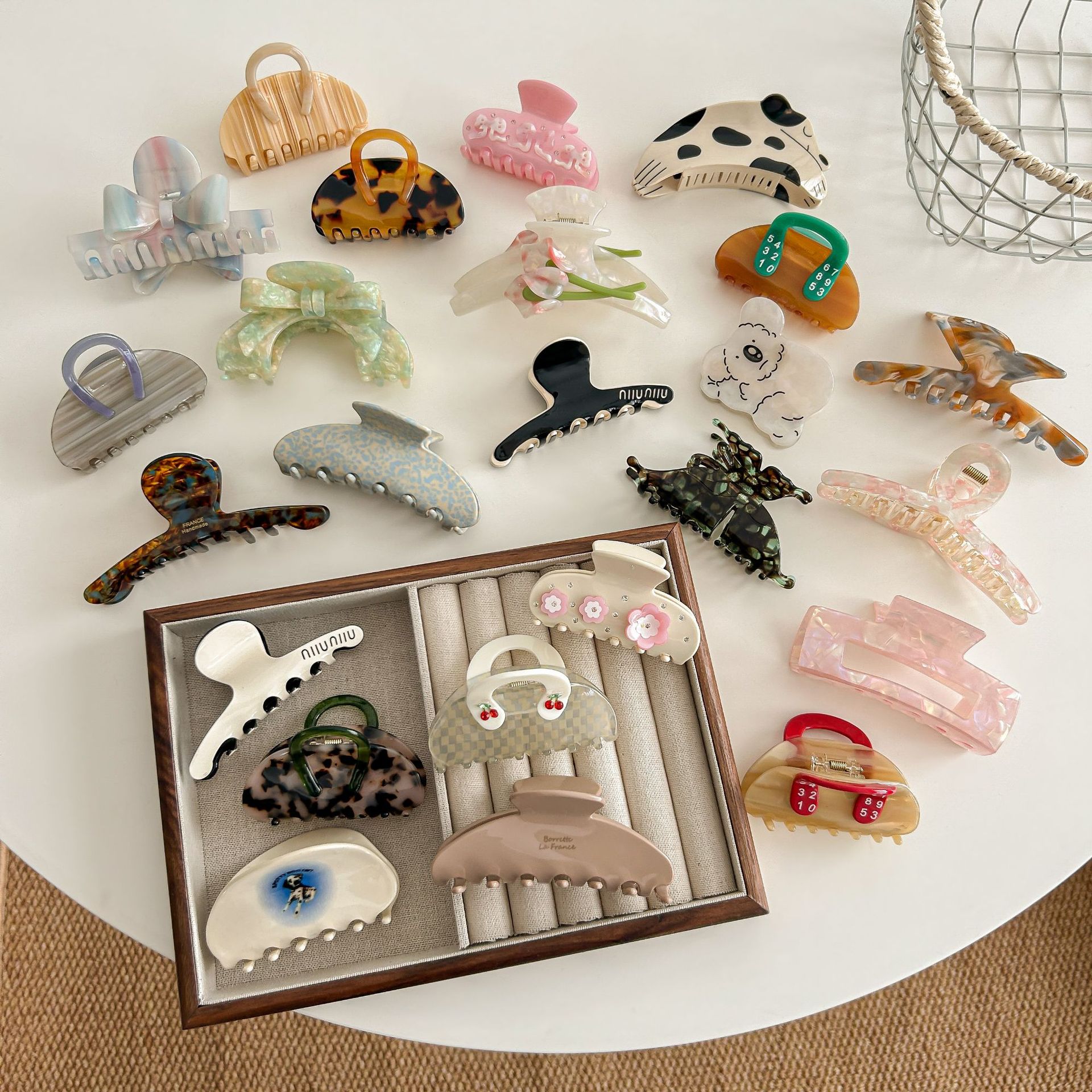 Picture of Tulip Cherry Grab Clip Premium 2024 New Maillard Grab Clip Cute Dalmatian Shark Clip Hair Accessories