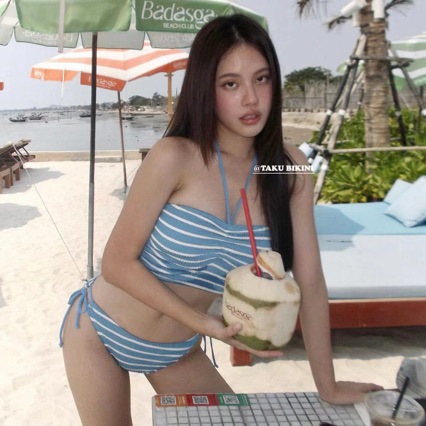 2025 Korean Export New Sexy Backless Halterneck Straps Big and Small Breasts Gathered Fashion Stripesd Split Swimsuit for Women